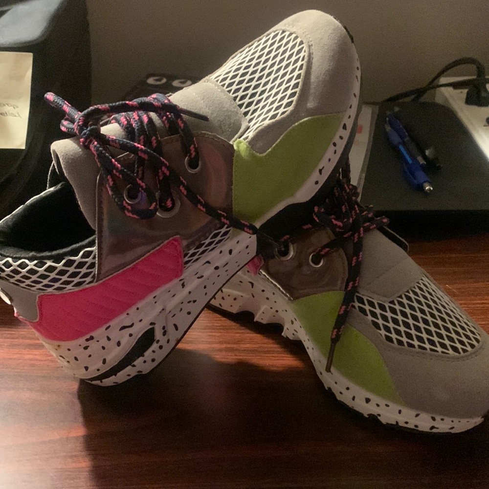 GENTLY USED Cute sneakers fluorescent gray pick